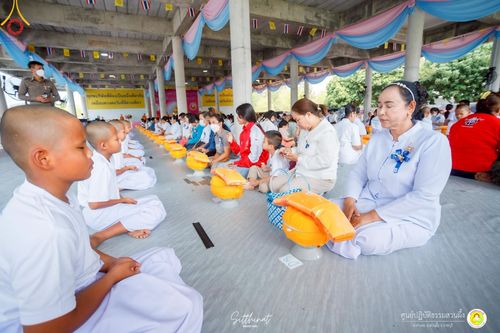 ภาพ No.215966:วันพฤหัสบดีที่ 3 เมษายน พ.ศ. 2568 พิธีบรรพชาสามเณร ภาคฤดูร้อน รุ่นที่ 15  บูชาธรรมหลวงพ่อธัมมชโย 81 ปี 81 รูป ณ ศูนย์ปฏิบัติธรรมสวนผึ้ง จ.ราชบุรี