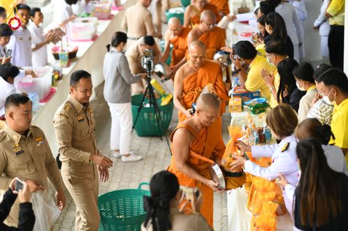 ภาพ No.194772:พิธีเจริญพระพุทธมนต์ และทำบุญตักบาตร ถวายพระราชกุศล แด่พระบาทสมเด็จพระเจ้าอยู่หัว เนื่องในโอกาสพระราชพิธีสมมงคล พระชนมายุเท่าพระบาทสมเด็จพระพุทธยอดฟ้าจุฬาโลกมหาราช สมเด็จพระปฐมบรมกษัตริยาธิราชแห่งพระราชวงศ์จักรี พุทธศักราช 2568 วันที่ 14 มกราคม พ.ศ. 2568
