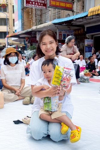 ภาพ No.237073:วันอาทิตย์ที่ 10 สิงหาคม พ.ศ. 2568 มหาสังฆทานครั้งยิ่งใหญ่ ตักบาตรพระ 10,000 รูป ถ.นิพัทธ์อุทิศ 3 ใจกลางนครหาดใหญ่ จ.สงขลา (ชุดที่ 2)