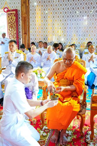 ภาพ No.146706:พิธีต้อนรับสัญญาบัตร พัดยศ ผ้าไตร ในโอกาสที่พระบาทสมเด็จพระเจ้าอยู่หัว ทรงพระกรุณาโปรดพระราชทานสัญญาบัตรตั้งสมณศักดิ์ พระวิมลศาสนวิเทศ (สำรวจ กมโล) เจ้าอาวาสวัดไทยนอร์เวย์ เป็นพระราชาคณะชั้นราช ในราชทินนามที่ “พระราชวชิรศาสนวิเทศ”