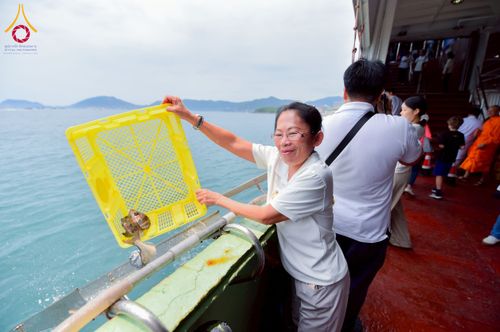 ภาพ No.224857:วันเสาร์ ที่ 10 พฤษภาคม พ.ศ. 2568 วัดพระธรรมกายฮ่องกง จัดพิธีปล่อยปลา บนเรือใหญ่บนอ่าวฮ่องกง และจัดพิธีถวายมหาสังฆทานกลางทะเล ประจำปี 2568 เนื่องในสัปดาห์วิสาขบูชาโลก
