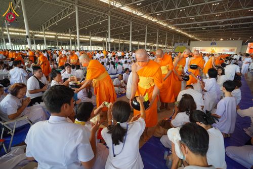 ภาพ No.133835:พิธีตักบาตร ข้าวสารอาหารแห้ง ณ บ้านแก้วเรือนทองคุณยายฯ สภาธรรมกายสากล วัดพระธรรมกาย วันอาทิตย์ต้นเดือนที่ 7 เมษายน พ.ศ. 2567