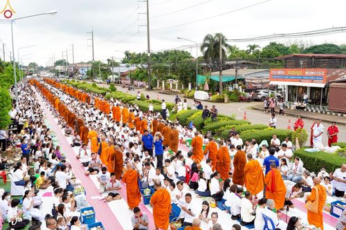 ภาพ No.229864:วันพฤหัสบดีที่ 26 มิถุนายน พ.ศ. 2568 พิธีตักบาตรพระ 1,165 รูป ฉลองก่อตั้งเมืองวานรนิวาส ครบรอบ 164 ปี ณ ถนนวานรนิวาส-อากาศอำนวย อ.วานรนิวาส จ.สกลนคร