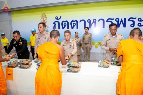 ภาพ No.208966:พระบาทสมเด็จพระเจ้าอยู่หัว ทรงมีพระราชศรัทธาทรงพระกรุณาโปรดเกล้าฯ ให้บำเพ็ญพระราชกุศลถวายภัตตาหารพระราชทาน การสอบบาลีสนามหลวง ณ วัดพระธรรมกาย ย อ.คลองหลวง จ.ปทุมธานี วันที่ 23-24 กุมภาพันธ์ พ.ศ. 2568