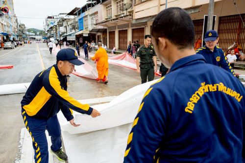 ภาพ No.245836:วันที่ 13-14 กันยายน พ.ศ. 2568 เจ้าหน้าที่ทุกสถานะ ทุกส่วนงาน ร่วมแรงร่วมใจ ปฏิบัติหน้าที่ เตรียมงาน เก็บงาน ตักบาตรพระ 555 รูป อ.เบตง จยะลา