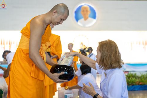 ภาพ No.311363:วันอาทิตย์ต้นเดือนที่ 1 มีนาคม พ.ศ.2569 พิธีตักบาตร และ พิธีบูชาข้าวพระ ณ สภาธรรมกายสากล วัดพระธรรมกาย