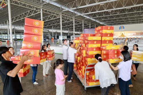 ภาพ No.320561:วันที่ 10 เมษายน พ.ศ.2569 การเตรียมกล่องไทยธรรม เพื่องานถวายมหาสังฆทาน 40,000 กว่าวัดทั่วประเทศ วันคุ้มครองโลก 22 เมษายน พ.ศ.2569 วัดพระธรรมกาย