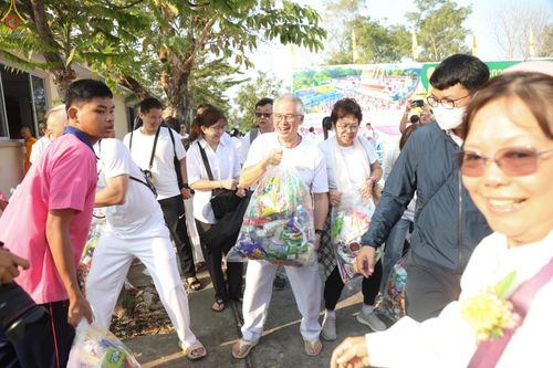 ภาพ No.297751:วันที่ 18 มกราคม พ.ศ. 2569 พิธีตักบาตรพระธรรมยาตรา ณ วัดโบสถ์บน ต.บางคูเวียง จ.นนทบุรี อนุสรณ์สถานลำดับที่ 4 สถานที่เกิดด้วยกายธรรม ในโครงการธรรมยาตรา กตัญญูบูชา มหาปูชนียาจารย์ พระมงคลเทพมุนี(สด จนฺทสโร) พระผู้ปราบมาร อนุสรณ์สถาน 7 แห่ง ปีที่ 14