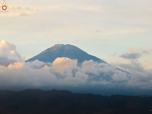 ภาพ No.68209:พิธีจุดประทีปถวายเป็นพุทธบูชา ณ พระมหาเจดีย์บรมพุทโธ ประเทศอินโดนีเซีย วันที่ 17 ธันวาคม พ.ศ. 2565