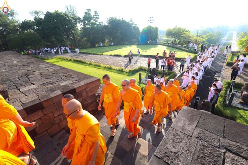 ภาพ No.330028:วันที่ 27-29 พฤษภาคม พ.ศ.2569 MBMI Tangerang (Majelis Agama Buddha Mahanikaya) ได้มีการเตรียมงานเพื่อจัดงานวิสาขบูชานานาชาติ  ชึ่งในงานจะมีการจุดประทีปโคมลาน โคมลอย กว่า 20,000 ดวง  เพื่อน้อมถวายเป็นพุทธบูชา และเพื่อเป็นการกระชับสัมพันธมิตรภาพ