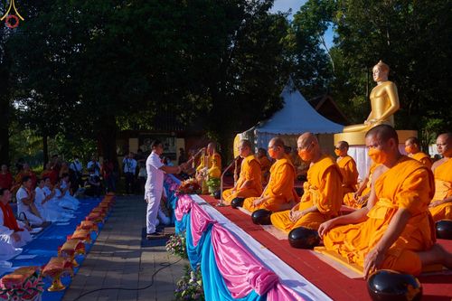 ภาพ No.68334:พิธีตักบาตร ณ พระมหาเจดีย์บรมพุทโธ ประเทศอินโดนีเซีย วันที่ 18 ธันวาคม พ.ศ. 2565