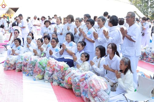 ภาพ No.289440:วันที่ 7 มกราคม พ.ศ. 2569 พิธีตักบาตรพระธรรมยาตรา ณ อนุสรณ์สถานลำดับที่ 1 สถานที่เกิดด้วยรูปกายเนื้อ อนุสรณ์สถานมหาวิหารพระมงคลเทพมุนี (โลตัสแลนด์) อ.สองพี่น้อง จ.สุพรรณบุรี ในโครงการธรรมยาตรา กตัญญูบูชา มหาปูชนียาจารย์ พระมงคลเทพมุนี(สด จนฺทสโร) พระผู้ป