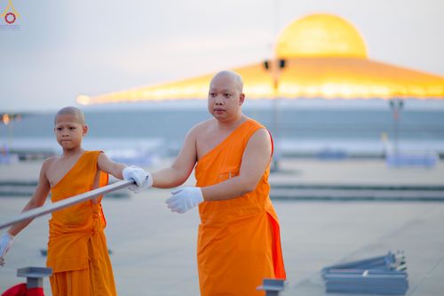 ภาพ No.326917:วันที่ 1 พฤษภาคม พ.ศ.2569 พระภิกษุ สามเณร เจ้าหน้าที่ สาธุชน ร่วมกันเก็บงาน ณ ลานธรรม วัดพระธรรมกาย