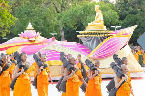 ภาพ No.281684:วันที่ 24 ธันวาคม พ.ศ.2568 พระธรรมยาตรา ปฏิบัติธรรม และถ่ายภาพหมู่ประวัติศาสตร์ ณ ลานหน้ามหาวิหารพระมงคลเทพมุนีฯ วัดพระธรรมกาย