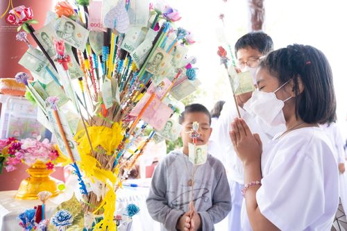 ภาพ No.74855:พิธีเจริญพระพุทธมนต์ ปฏิบัติธรรม มอบทุนการศึกษา ถวายสังฆทาน 106 วัด เพื่อถวายเป็นพุทธบูชา และขับเคลื่อนโครงการหมู่บ้านรักษาศีล 5 โดยคณะสงฆ์จังหวัดนครปฐม คณะศิษยานุศิษย์วัดพระธรรมกาย โครงการธรรมยาตราฯ ปีที่ 11 ณ วัดบางปลา อ.บางเลน จ.นครปฐม วันที่ 28 มกราค