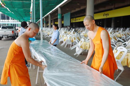 ภาพ No.322937:วันที่ 17-19 เมษายน พ.ศ.2569 การปูผ้ากระสอบขาว , เตรียมจุดฉัน , เตรียมจุดพักค้าง เพื่องานถวายมหาสังฆทาน 40,000 กว่าวัดทั่วประเทศ วันคุ้มครองโลก 22 เมษายน พ.ศ.2569 วัดพระธรรมกาย