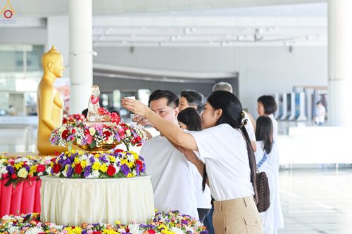 ภาพ No.322258:วันที่ 13 เมษายน พ.ศ.2569 สาธุชนสรงน้ำพระ เนื่องในวันสงกรานต์ ณ หอฉันคุณยายอาจารย์ วัดพระธรรมกาย