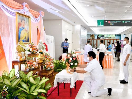 ภาพ No.67579:ผู้แทนคณะศิษยานุศิษย์วัดพระธรรมกาย ลงนามถวายพระพร สมเด็จพระเจ้าลูกเธอ เจ้าฟ้าพัชรกิติยาภา นเรนทิราเทพยวดี กรมหลวงราชสาริณีสิริพัชร มหาวัชรราชธิดา