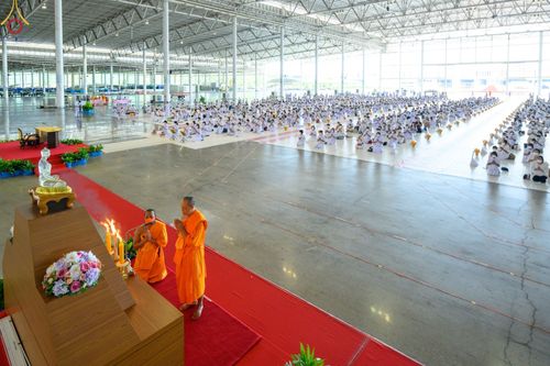 ภาพ No.63860:พิธีขอขมาและมอบผ้าไตรแด่นาคธรรมทายาท โครงการอุปสมบทบูชาธรรมมหาปูชนียาจารย์ วันอาทิตย์ที่ 20 พฤศจิกายน พ.ศ. 2565