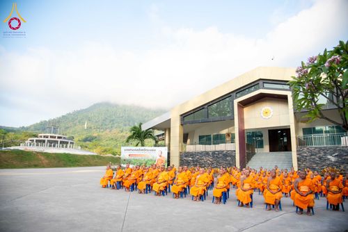 ภาพ No.321758:วันที่ 12 เมษายน พ.ศ.2569 ตักบาตรสงกรานต์ฉลองสามเณรใหม่  ณ ศูนย์ปฏิบัติธรรมระยอง(บ้านช่องลม)