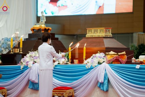 ภาพ No.91044:พิธีบำเพ็ญกุศลสวดพระอภิธรรม  อุบาสกถาวร พรหมถาวร (อุบาสกผู้ปั้นพระ) คืนสุดท้าย วันศุกร์ที่ 20 ตุลาคม พ.ศ. 2566 ณ ห้องแก้วสารพัดนึก 1 สภาธรรมกายสากล วัดพระธรรมกาย จ.ปทุมธานี