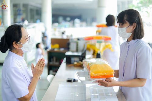 ภาพ No.75406:พิธีสวดพระพุทธมนต์และถวายภัตตาหารเป็นสังฆทาน เนื่องในวันมหาปูชนียาจารย์ วันที่ 3 กุมภาพันธ์ พ.ศ. 2565 ณ วัดพระธรรมกาย อ.คลองหลวง จ.ปทุมธานี