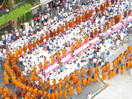 ภาพ No.126280:พิธีทำบุญเมืองนครราชสีมา ฉลอง 556 ปี ตักบาตรพระ 10,000 รูป ในวันเสาร์ที่ 2 มีนาคม พ.ศ.2567 ณ อนุสาวรีย์ท้าวสุรนารี จ.นครราชสีมา จัดโดย คณะสงฆ์จังหวัดนครราชสีมา ร่วมกับสำนักงานจังหวัดนครราชสีมา