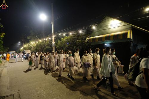 ภาพ No.73511:พิธีตักบาตรพระธรรมยาตราฯ ในโครงการธรรมยาตรากตัญญูบูชา มหาปูชนียาจารย์ พระมงคลเทพมุนี(สด จนฺทสโร) พระผู้ปราบมาร ปีที่ 11 ณ อนุสรณ์สถานลำดับที่ 4 สถานที่เกิดด้วยกายธรรม วัดโบสถ์ (บน) บางคูเวียง อ.บางกรวย จ.นนทบุรี วันที่ 22 มกราคม พ.ศ. 2566
