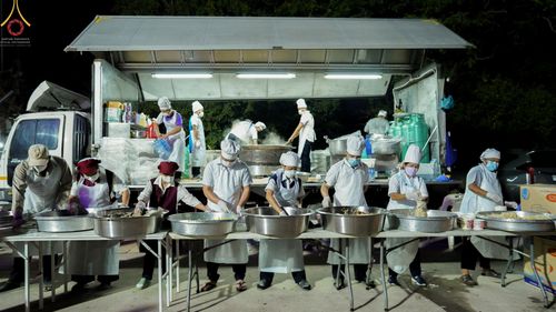 ภาพ No.72109:พิธีถวายภัตตาหารเป็นสังฆทาน แด่คณะพระธรรมยาตราฯ ในโครงการธรรมยาตรากตัญญูบูชา มหาปูชนียาจารย์ พระมงคลเทพมุนี(สด จนฺทสโร) พระผู้ปราบมาร อนุสรณ์สถาน 7 แห่ง ปีที่ 11 วันที่ 18 มกราคม พ.ศ. 2566