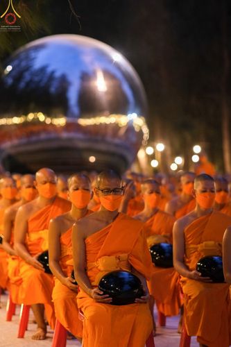 ภาพ No.69549:พิธีตักบาตรพระธรรมยาตราฯ ในโครงการธรรมยาตรากตัญญูบูชา มหาปูชนียาจารย์ พระมงคลเทพมุนี(สด จนฺทสโร) พระผู้ปราบมาร ปีที่ 11 ณ อนุสรณ์สถานลำดับที่ 1 สถานที่เกิดด้วยรูปกายเนื้อ อนุสรณ์สถานมหาวิหารพระมงคลเทพมุนี อ.สองพี่น้อง จ.สุพรรณบุรี