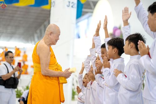 ภาพ No.338905:วันอาทิตย์ที่ 12 กรกฎาคม พ.ศ.2569 พิธีมุทิตาผู้สอบได้เปรียญธรรม ประโยค 1-2 ถึง ป.ธ.9 และ บ.ศ.1-2 ถึง บ.ศ.6 สำนักศาสนศึกษาวัดพระธรรมกาย ประจำปี 2569, พิธีมอบตราตั้งแต่งตั้งอาจารย์ใหญ่ สำนักศาสนศึกษาวัดพระธรรมกาย