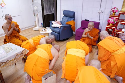 ภาพ No.286224:วันที่ 12 กรกฎาคม พศ.2568 (แรม 2 ค่ำ เดือน 8) พระภิกษุวัดพระธรรมกาย ทำวัตรพระผู้ใหญ่ เนื่องในวันเข้าพรรษา