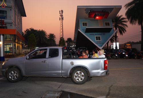 ภาพ No.321005:วันอาทิตย์ที่ ๑๒ เมษายน พ.ศ ๒๕๖๙ พิธีตักบาตรปี๋ใหม่เมืองพระภิกษุสงฆ์ ๓๓๙ รูป  อุทิศถวายพระราชกุศลสมเด็จพระนางสิริกิติ์  พระบรมราชินีนาถ พระบรมราชชนนีพันปีหลวง และฉลองเมืองแม่แตงครบรอบ ๑๑๙ ปี ณ ลานโรงแรมแอร์ไดมอนด์ อำเภอแม่แตง จังหวัดเชียงใหม่