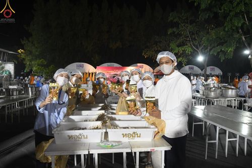 ภาพ No.69204:พิธีถวายภัตตาหารเป็นสังฆทาน แด่คณะพระธรรมยาตราฯ ในโครงการธรรมยาตราฯ ปีที่ 11 ณ อนุสรณ์สถานมหาวิหารพระมงคลเทพมุนี อ.สองพี่น้อง จ.สุพรรณบุรี วันที่ 4 และ 5 มกราคม พ.ศ. 2566