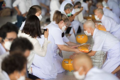 ภาพ No.47627:ประมวลภาพพิธีขอขมาและมอบผ้าไตร โครงการบรรพชาอุปสมบทหมู่ รุ่นเข้าพรรษา 2565