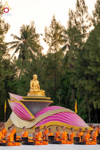 ภาพ No.290627:วันที่ 8 มกราคม พ.ศ. 2569 พระธรรมยาตราปฏิบัติธรรม และถ่ายภาพหมู่ประวัติศาสตร์ ในโครงการธรรมยาตรา กตัญญูบูชามหาปูชนียาจารย์ พระมงคลเทพมุนี(สด จนฺทสโร) พระผู้ปราบมาร อนุสรณ์สถาน 7 แห่ง ปีที่ 14 ณ อนุสรณ์สถานคลองบางนางแท่น อ.สามพราน จ.นครปฐม