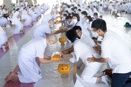 ภาพ No.47629:ประมวลภาพพิธีขอขมาและมอบผ้าไตร โครงการบรรพชาอุปสมบทหมู่ รุ่นเข้าพรรษา 2565
