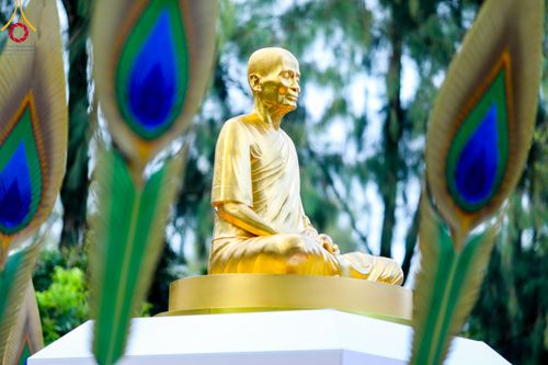 ภาพ No.89090:พิธีอัญเชิญรูปหล่อทองคำ  คุณยายอาจารย์มหารัตนอุบาสิกาจันทร์ ขนนกยูง เพื่อประดิษฐาน ณ มหาวิหารคุณยายอาจารย์ฯ เนื่องในวันครูผู้ค้นพบวิชชาธรรมกาย วันศุกร์ที่ 29 กันยายน พ.ศ. 2566