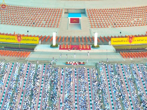 ภาพ No.279780:วันที่ 1 มกราคม พ.ศ.2569 พิธีตักบาตรในวันขึ้นปีใหม่ ณ ลานธรรม วัดพระธรรมกาย