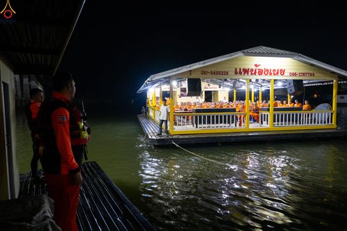 ภาพ No.282529:วันเสาร์ที่ 20 ธันวาคม พ.ศ.2568 พิธีตักบาตรพระ 10,000 รูป (ชุด 2) เนื่องในโอกาส 194 ปี จังหวัดกาญจนบุรี และอุทิศส่วนกุศลให้แด่บรรพชนทั้งหลาย บริเวณถนนสองแคว (Skywalk) เมืองกาญจนบุรี