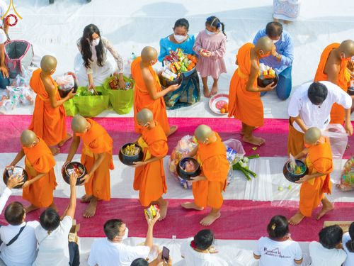 ภาพ No.49578:ประมวลภาพพิธีตักบาตรพระสงฆ์ 1,091 รูป เนื่องในวันแม่แห่งชาติ ณ ตลาดจัมโบ้ ชุดที่ 2