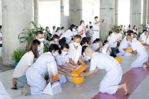ภาพ No.47628:ประมวลภาพพิธีขอขมาและมอบผ้าไตร โครงการบรรพชาอุปสมบทหมู่ รุ่นเข้าพรรษา 2565