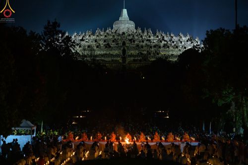 ภาพ No.46584:พิธีจุดโคมวิสาขประทีป วันวิสาขบูชา พ.ศ. 2565 ณ ประเทศอินโดนีเซีย