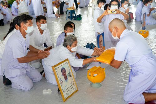 ภาพ No.47631:ประมวลภาพพิธีขอขมาและมอบผ้าไตร โครงการบรรพชาอุปสมบทหมู่ รุ่นเข้าพรรษา 2565