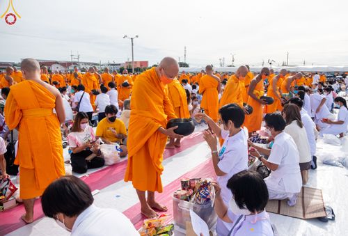 ภาพ No.49577:ประมวลภาพพิธีตักบาตรพระสงฆ์ 1,091 รูป เนื่องในวันแม่แห่งชาติ ณ ตลาดจัมโบ้ ชุดที่ 2