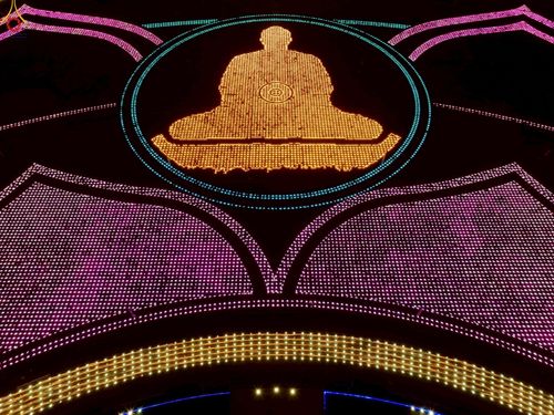 ภาพ No.224136:วันวิสาขบูชา วันอาทิตย์ที่ 11 พฤษภาคม พ.ศ. 2568 พิธีจุดวิสาขประทีป ,  พิธีเวียนประทักษิณรอบพระมหาธรรมกายเจดีย์ , พิธีฉลองชัยสวดมนต์บทธัมมจักกัปปวัตตนสูตร ครบ 7,357,000,000 จบ ณ มหารัตนวิหารคด วัดพระธรรมกาย