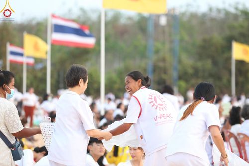 ภาพ No.130178:V.34 เพื่อธรรมเพื่อบางกล่ำ การรับบุญของเจ้าหน้าที่หน่วยงานต่างๆ  เพื่องานธรรมยาตราอัญเชิญพระบรมสารีริกธาตุ ประดิษฐาน ณ มหารัตนเจดีย์สิริปทุมสวรรค์ (เจดีย์อริยพุทธะ 5 พระองค์) ณ ศูนย์ปฏิบัติธรรมภาคใต้ อ.บางกล่ำ จ.สงขลา ระหว่างวันที่ 9-10 มีนาคม พ.ศ. 2567