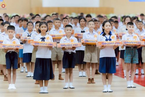 ภาพ No.246091:วันเสาร์ที่ 13 กันยายน พ.ศ. 2568 พิธีมอบผ้าไตรประธานกฐินสัมฤทธิ์เด็กดี V-Star ณ สภาธรรมกายสากล วัดพระธรรมกาย