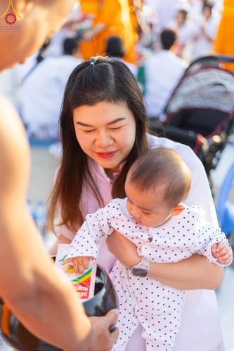 ภาพ No.187909:พิธีตักบาตรฉลองพระใหม่ ต้อนรับพุทธศักราช 2568 ณ ลานธรรมพระมหาธรรมกายเจดีย์ วัดพระธรรมกาย จ.ปทุมธานี วันที่ 1 มกราคม พ.ศ. 2568