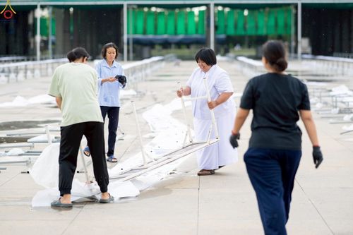 ภาพ No.225230:วันที่ 20 - 27 เมษายน พ.ศ. 2568 "ภาพแห่งความปลื้มที่ไม่มีวันจบ" คณะสงฆ์สามเณร เจ้าหน้าที่ และสาธุชน ร่วมแรงร่วมใจกันเตรียมงานและเก็บงาน เพื่อวันคุ้มครองโลก พิธีถวายมหาสังฆทานคณะสงฆ์ 40,000 กว่าวัดทั่วประเทศ